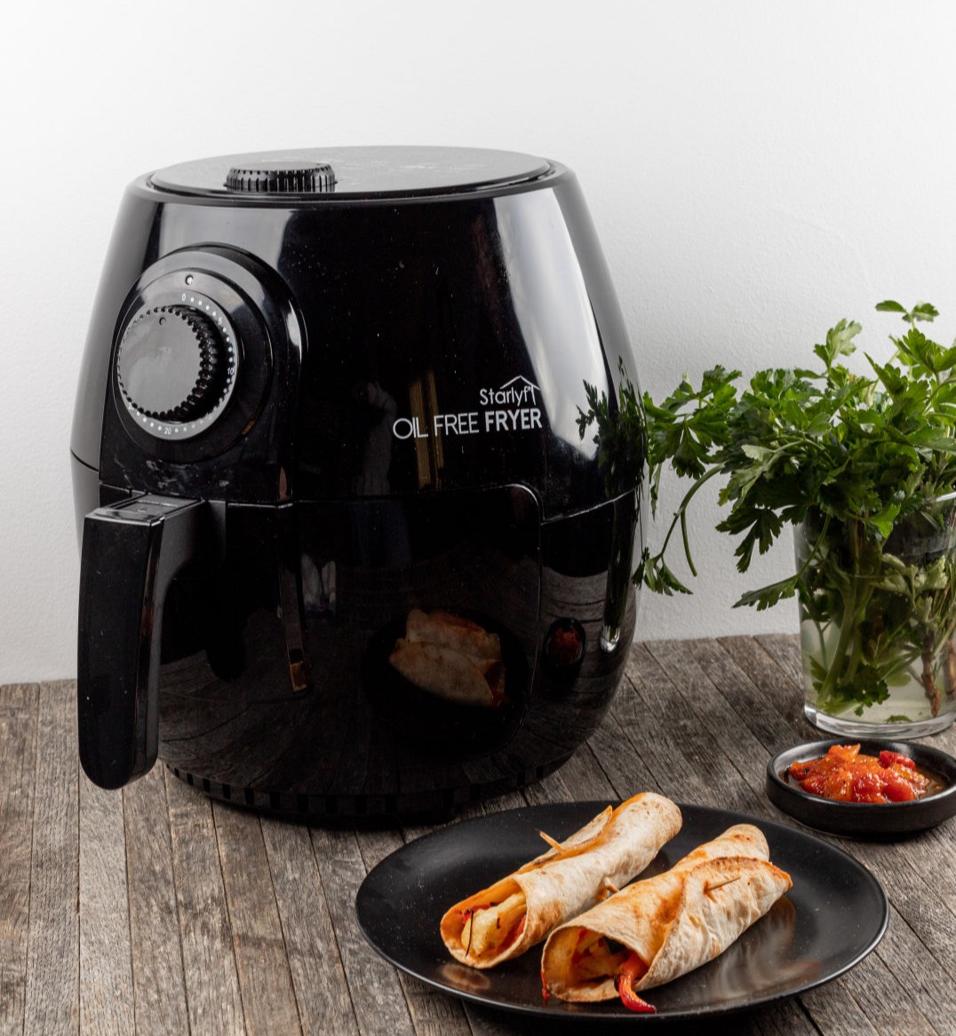  Cook your favourite fried meals with up to 80% less calories with our healthy oil free deep fryer.